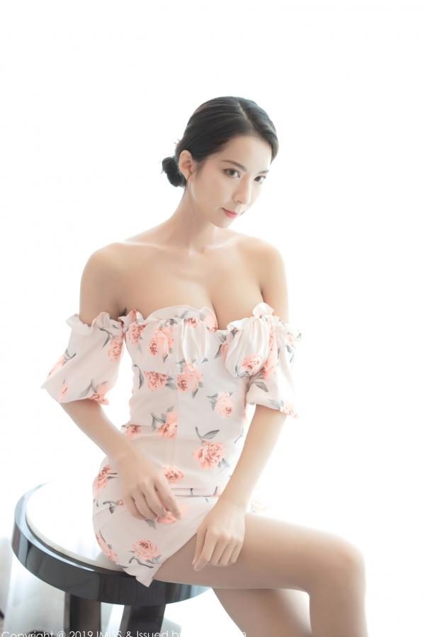    IMiss爱蜜社Carry私房写真，身穿清新花色露肩裙，尽显修长美腿与朦胧丝袜诱惑，气质御姐居家风韵第19张图片