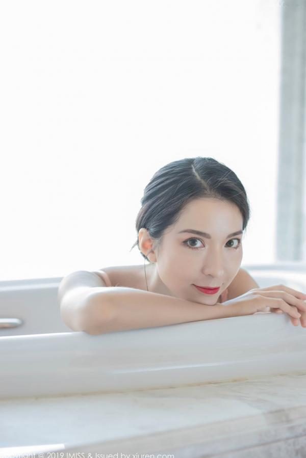    IMiss爱蜜社Carry私房写真，身穿清新花色露肩裙，尽显修长美腿与朦胧丝袜诱惑，气质御姐居家风韵第45张图片