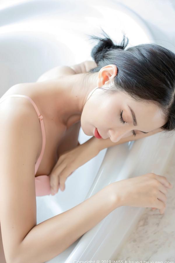    IMiss爱蜜社Carry私房写真，身穿清新花色露肩裙，尽显修长美腿与朦胧丝袜诱惑，气质御姐居家风韵第48张图片
