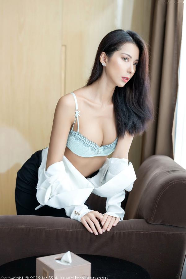    IMiss爱蜜社Carry职场白领OL职业装写真，性感黑白拼接短裙与修长极品美腿诱惑第21张图片