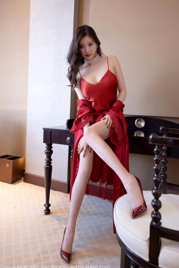 杨晨晨 杨晨晨Yome  杨晨晨Sugar猩红吊带裙私房大片：黑色蕾丝内衣与黑丝高跟的极致诱惑，冷艳御姐高端酒店旅拍系列第2张图片