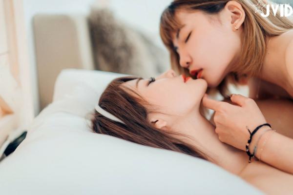    JVID乐乐与果寶寶：清纯女仆与运动宝贝双人私房写真，火辣姐妹双飞诱惑与大尺度互动演绎第103张图片