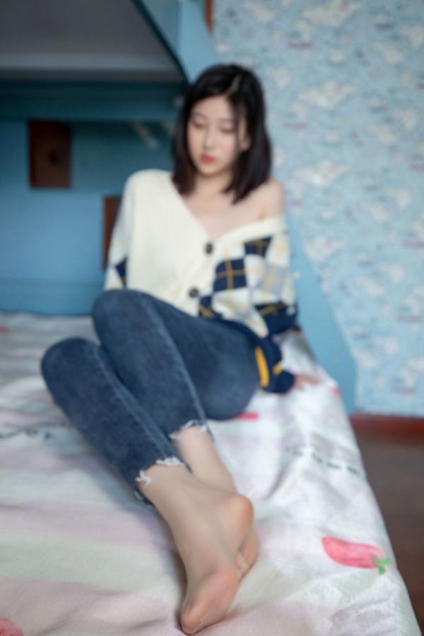    年年Nnian-子然私房照：清新针织衫露肩诱惑，白嫩足部丝袜特写，清纯可爱的家居生活风摄影第26张图片