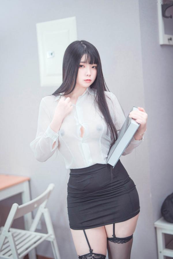    落落Raku-May-Weekday 制服诱惑办公OL穿搭，性感吊带丝袜私房写真，魅惑眼神诱人美腿系列第9张图片