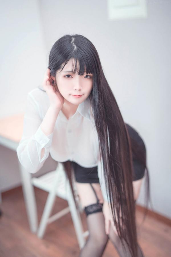    落落Raku-May-Weekday 制服诱惑办公OL穿搭，性感吊带丝袜私房写真，魅惑眼神诱人美腿系列第10张图片