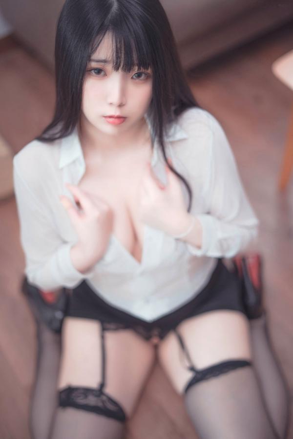    落落Raku-May-Weekday 制服诱惑办公OL穿搭，性感吊带丝袜私房写真，魅惑眼神诱人美腿系列第17张图片
