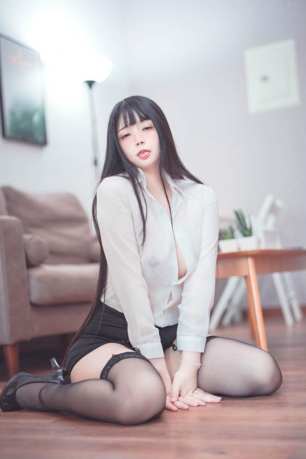   落落Raku-May-Weekday 制服诱惑办公OL穿搭，性感吊带丝袜私房写真，魅惑眼神诱人美腿系列第18张图片