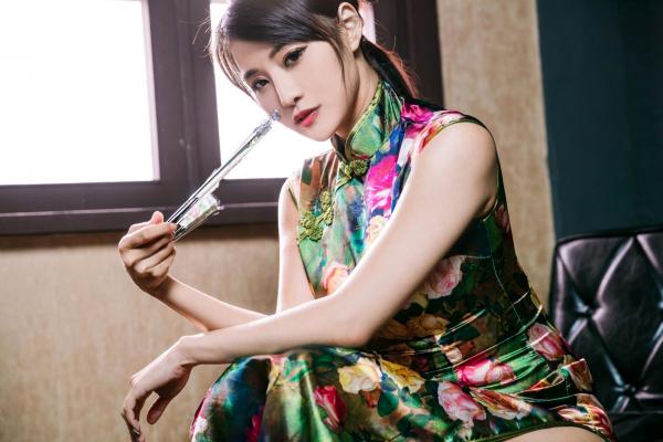    JVID乐乐：精致复古花色旗袍诱惑，大胆全裸背影迷人曲线，极致视觉盛宴第2张图片
