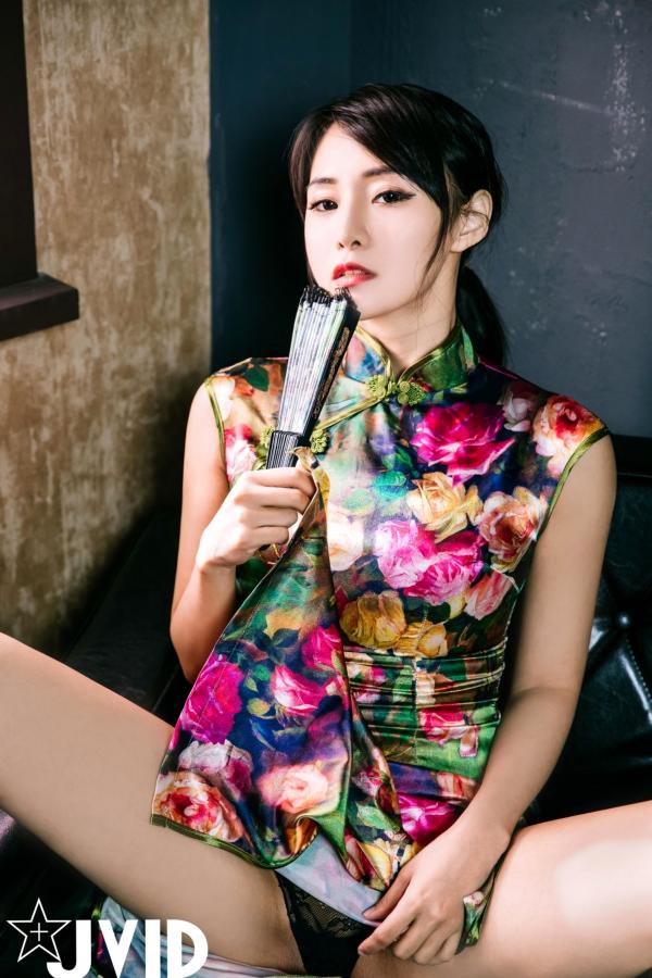    JVID乐乐：精致复古花色旗袍诱惑，大胆全裸背影迷人曲线，极致视觉盛宴第3张图片