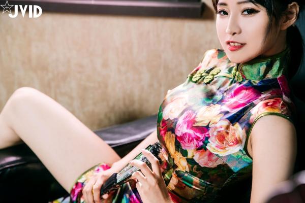    JVID乐乐：精致复古花色旗袍诱惑，大胆全裸背影迷人曲线，极致视觉盛宴第8张图片