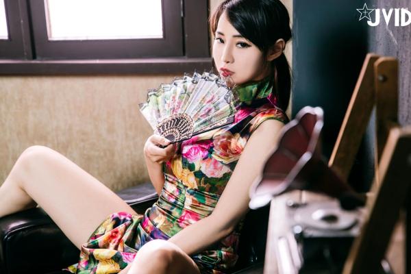    JVID乐乐：精致复古花色旗袍诱惑，大胆全裸背影迷人曲线，极致视觉盛宴第9张图片