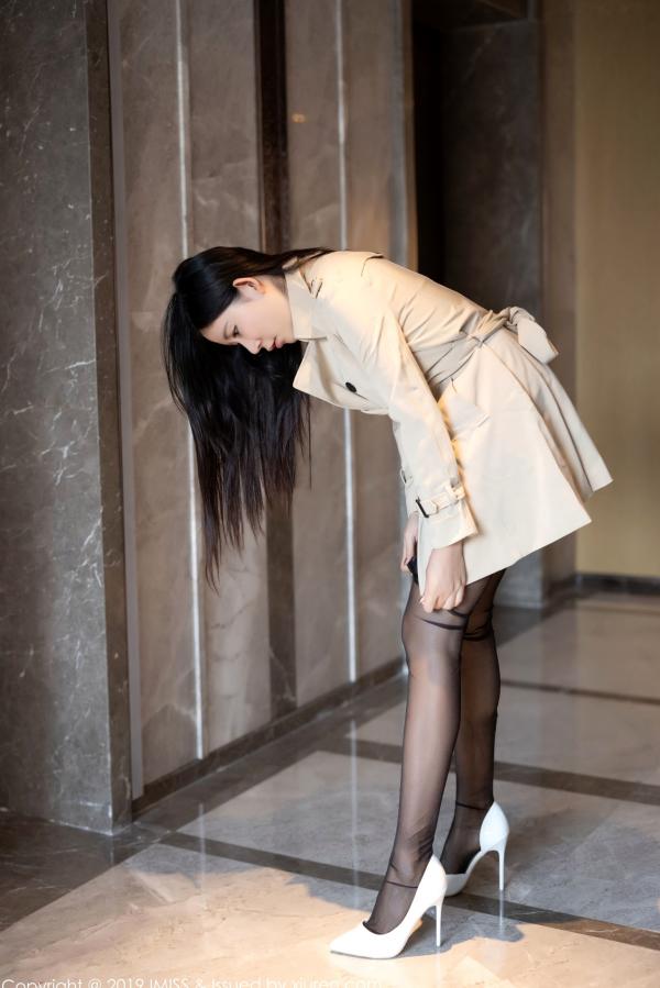    IMiss爱蜜社李雅：米色风衣搭配黑丝美腿，尽显职场御姐优雅与私密诱惑，无圣光大尺度私房写真第8张图片
