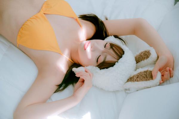   韩国尤物孙乐乐Son Ye Eun兔耳比基尼写真，清新甜美与性感诱惑的完美碰撞第25张图片