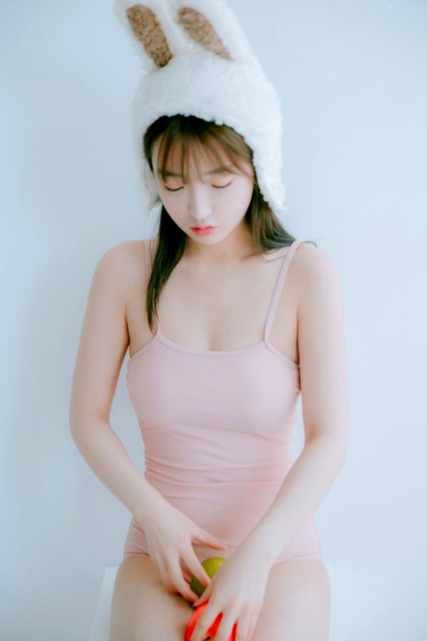    韩国尤物孙乐乐Son Ye Eun兔耳比基尼写真，清新甜美与性感诱惑的完美碰撞第44张图片
