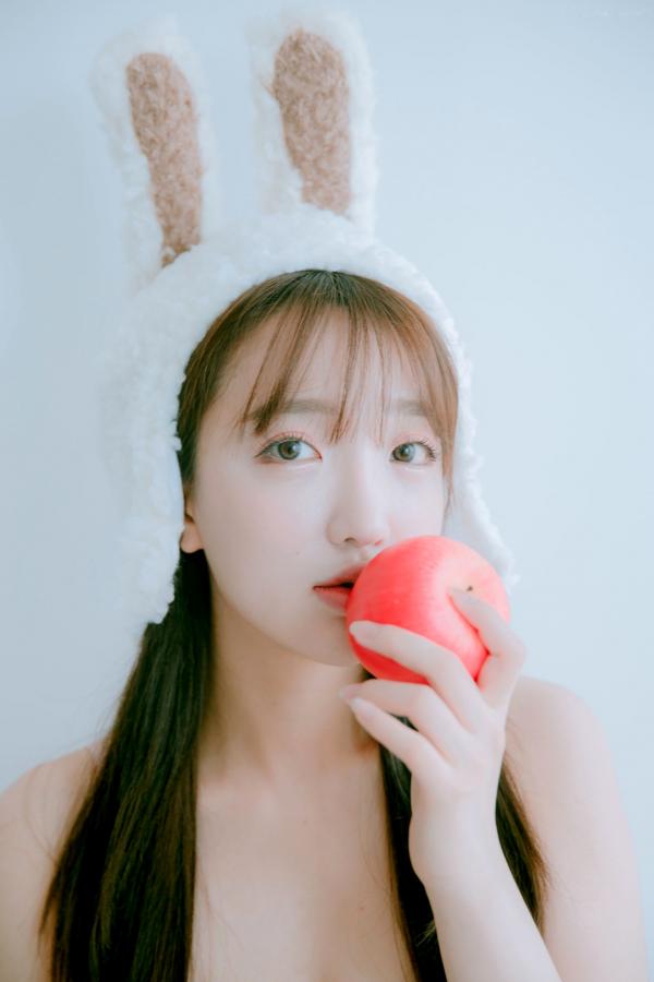    韩国尤物孙乐乐Son Ye Eun兔耳比基尼写真，清新甜美与性感诱惑的完美碰撞第49张图片