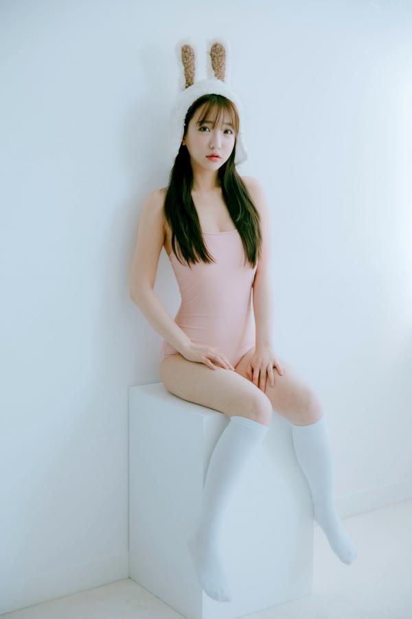    韩国尤物孙乐乐Son Ye Eun兔耳比基尼写真，清新甜美与性感诱惑的完美碰撞第51张图片