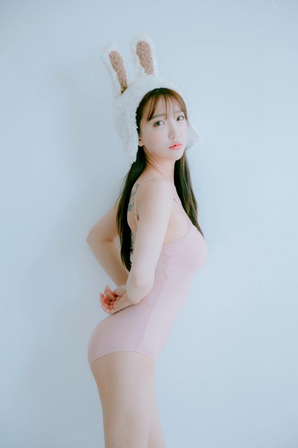    韩国尤物孙乐乐Son Ye Eun兔耳比基尼写真，清新甜美与性感诱惑的完美碰撞第57张图片
