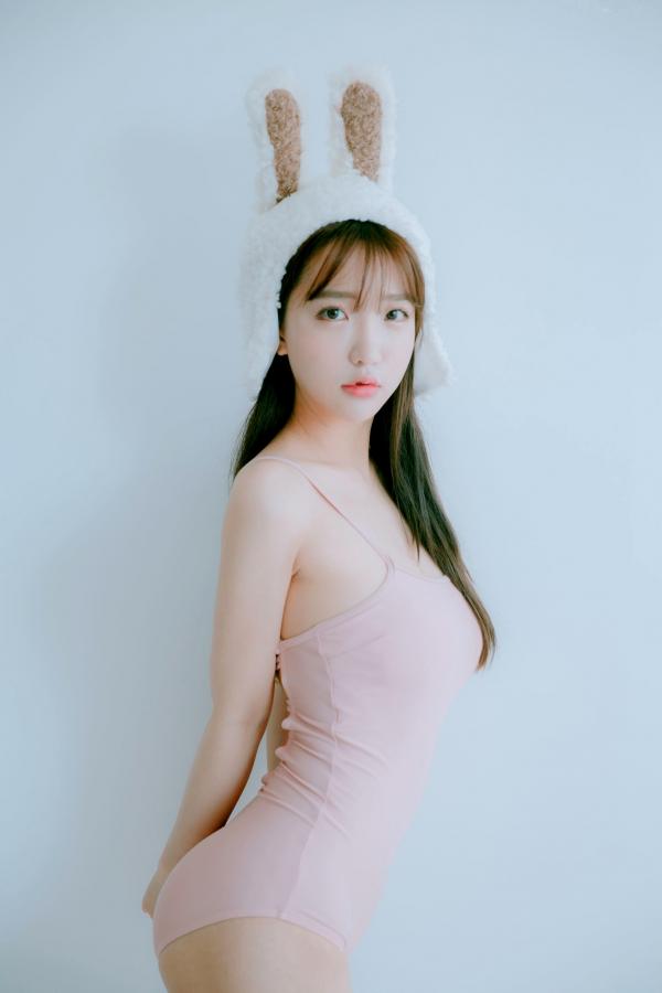    韩国尤物孙乐乐Son Ye Eun兔耳比基尼写真，清新甜美与性感诱惑的完美碰撞第58张图片