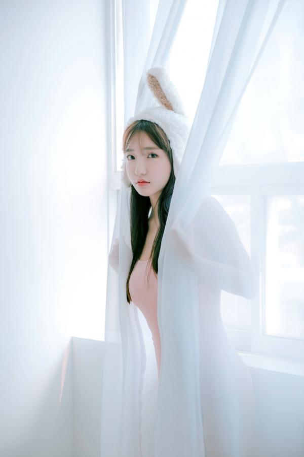    韩国尤物孙乐乐Son Ye Eun兔耳比基尼写真，清新甜美与性感诱惑的完美碰撞第76张图片