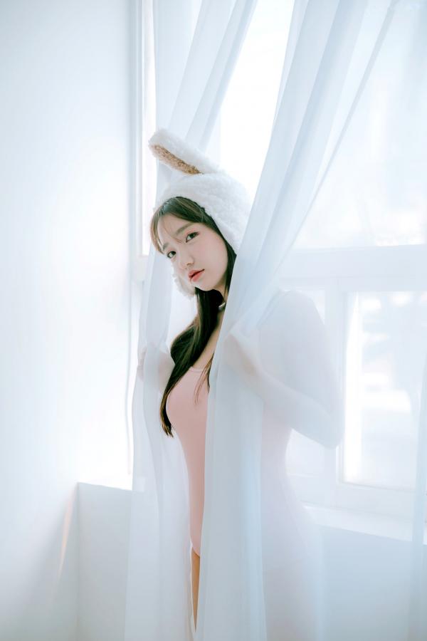    韩国尤物孙乐乐Son Ye Eun兔耳比基尼写真，清新甜美与性感诱惑的完美碰撞第77张图片