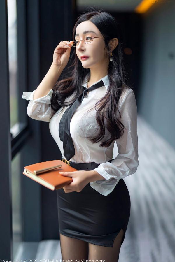    YouMi尤蜜荟-723-允爾：职场OL制服诱惑，黑丝包臀高跟尽显迷人曲线，成都旅拍私房大尺度写真，演绎性感职业装第1张图片