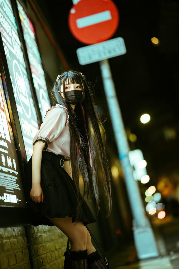    落落Raku-神待ち少女-私房写真-双马尾洛丽塔风格-清纯萝莉诱惑-Night-LiLy-2022年10月订阅第18张图片