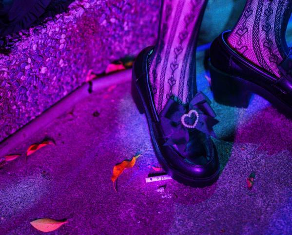    落落Raku-神待ち少女-私房写真-双马尾洛丽塔风格-清纯萝莉诱惑-Night-LiLy-2022年10月订阅第28张图片