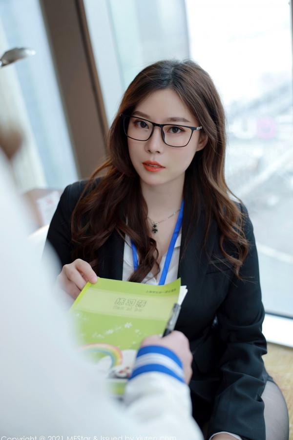    MFStar模范学院：白茹雪Abby职场女王与学生妹角色扮演，双姝制服诱惑，演绎知性师生剧情第2张图片
