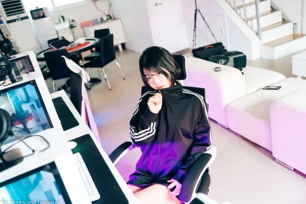    韩国美女Zia电玩少女主题写真：黑白运动外套内搭性感内衣，电玩房诱惑私房掠影第4张图片