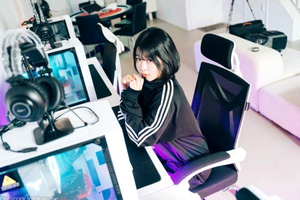    韩国美女Zia电玩少女主题写真：黑白运动外套内搭性感内衣，电玩房诱惑私房掠影第5张图片