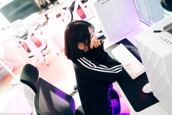    韩国美女Zia电玩少女主题写真：黑白运动外套内搭性感内衣，电玩房诱惑私房掠影第6张图片