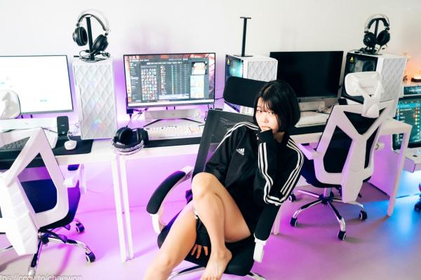    韩国美女Zia电玩少女主题写真：黑白运动外套内搭性感内衣，电玩房诱惑私房掠影第10张图片