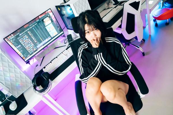    韩国美女Zia电玩少女主题写真：黑白运动外套内搭性感内衣，电玩房诱惑私房掠影第11张图片