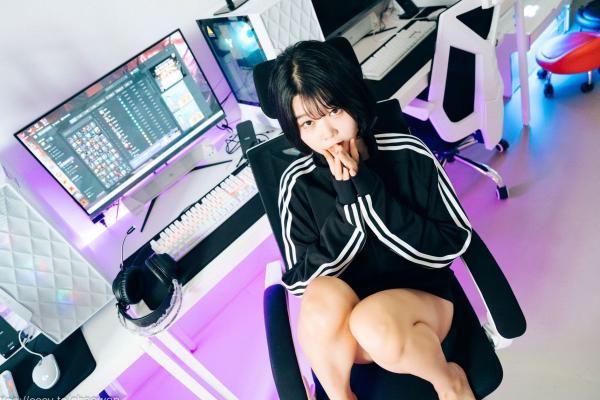    韩国美女Zia电玩少女主题写真：黑白运动外套内搭性感内衣，电玩房诱惑私房掠影第12张图片
