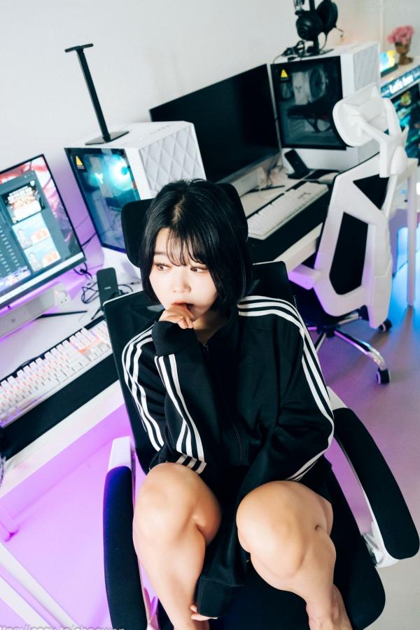   韩国美女Zia电玩少女主题写真：黑白运动外套内搭性感内衣，电玩房诱惑私房掠影第13张图片