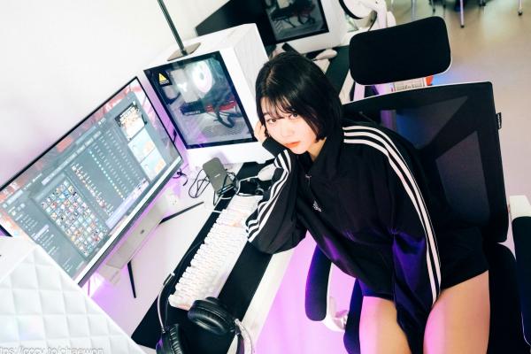    韩国美女Zia电玩少女主题写真：黑白运动外套内搭性感内衣，电玩房诱惑私房掠影第14张图片