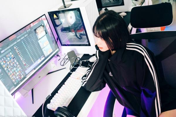    韩国美女Zia电玩少女主题写真：黑白运动外套内搭性感内衣，电玩房诱惑私房掠影第15张图片
