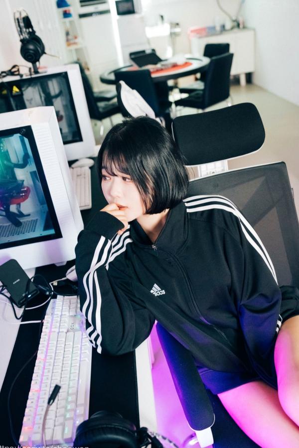    韩国美女Zia电玩少女主题写真：黑白运动外套内搭性感内衣，电玩房诱惑私房掠影第16张图片