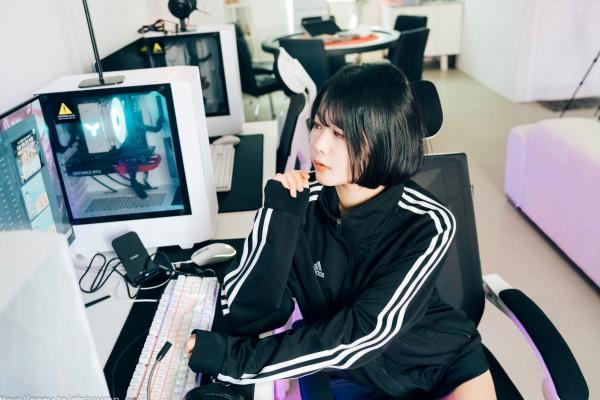    韩国美女Zia电玩少女主题写真：黑白运动外套内搭性感内衣，电玩房诱惑私房掠影第17张图片