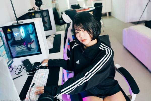    韩国美女Zia电玩少女主题写真：黑白运动外套内搭性感内衣，电玩房诱惑私房掠影第18张图片