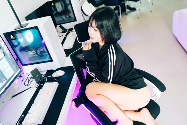    韩国美女Zia电玩少女主题写真：黑白运动外套内搭性感内衣，电玩房诱惑私房掠影第23张图片