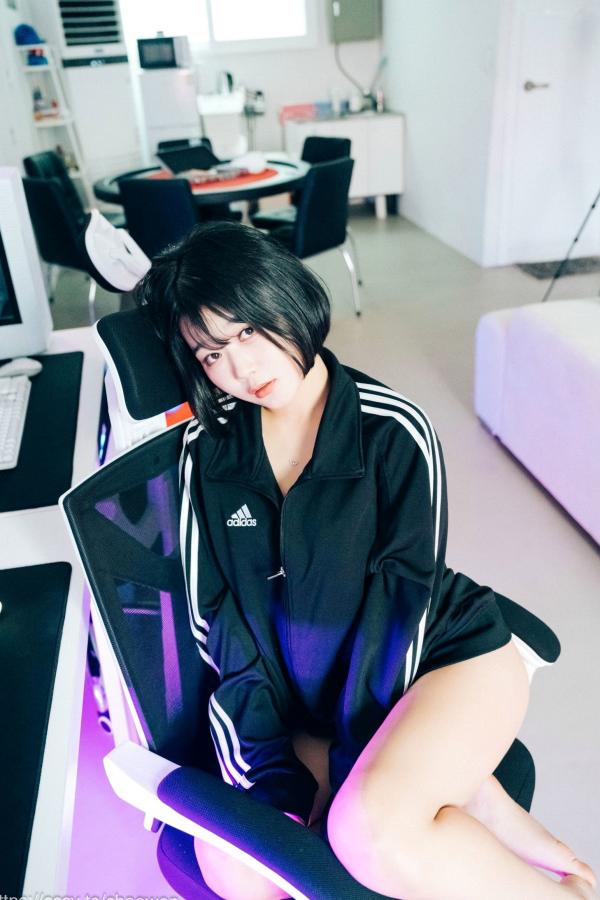    韩国美女Zia电玩少女主题写真：黑白运动外套内搭性感内衣，电玩房诱惑私房掠影第24张图片