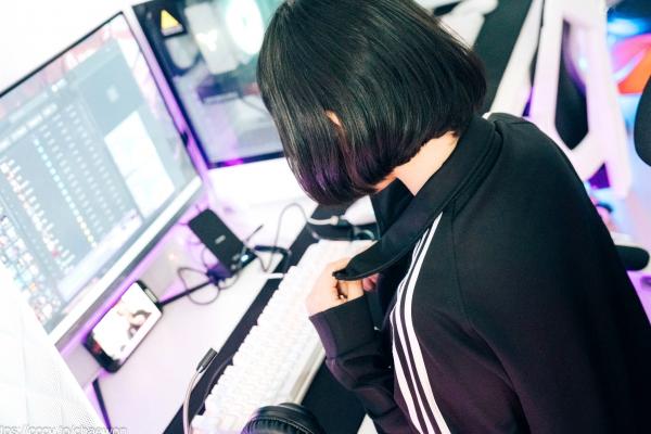    韩国美女Zia电玩少女主题写真：黑白运动外套内搭性感内衣，电玩房诱惑私房掠影第26张图片