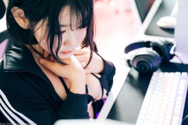    韩国美女Zia电玩少女主题写真：黑白运动外套内搭性感内衣，电玩房诱惑私房掠影第29张图片