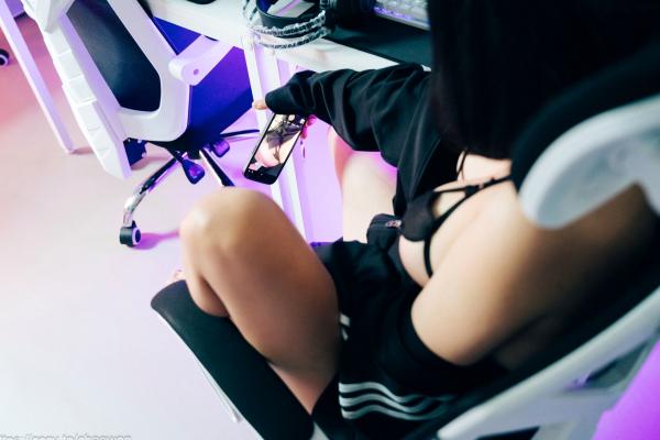    韩国美女Zia电玩少女主题写真：黑白运动外套内搭性感内衣，电玩房诱惑私房掠影第32张图片