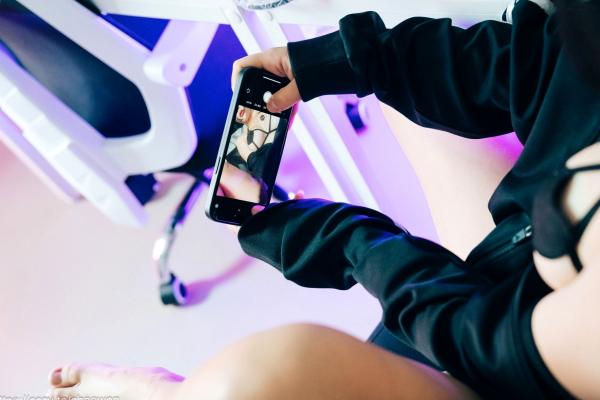   韩国美女Zia电玩少女主题写真：黑白运动外套内搭性感内衣，电玩房诱惑私房掠影第35张图片