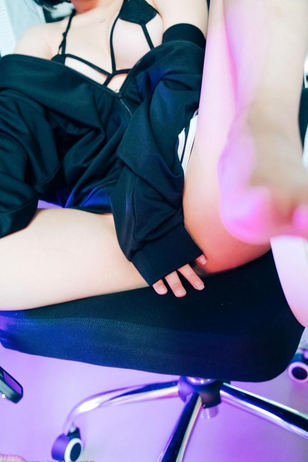    韩国美女Zia电玩少女主题写真：黑白运动外套内搭性感内衣，电玩房诱惑私房掠影第37张图片