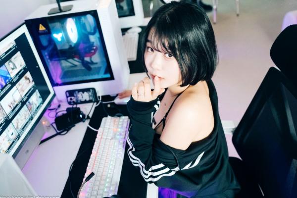   韩国美女Zia电玩少女主题写真：黑白运动外套内搭性感内衣，电玩房诱惑私房掠影第42张图片