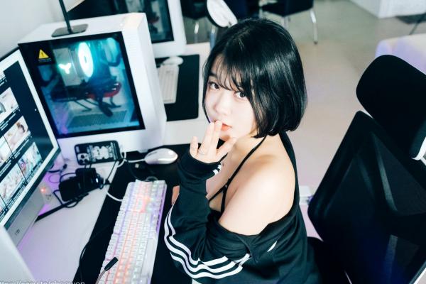    韩国美女Zia电玩少女主题写真：黑白运动外套内搭性感内衣，电玩房诱惑私房掠影第43张图片