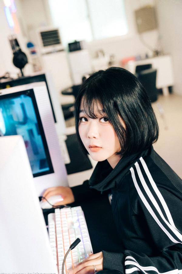    韩国美女Zia电玩少女主题写真：黑白运动外套内搭性感内衣，电玩房诱惑私房掠影第49张图片